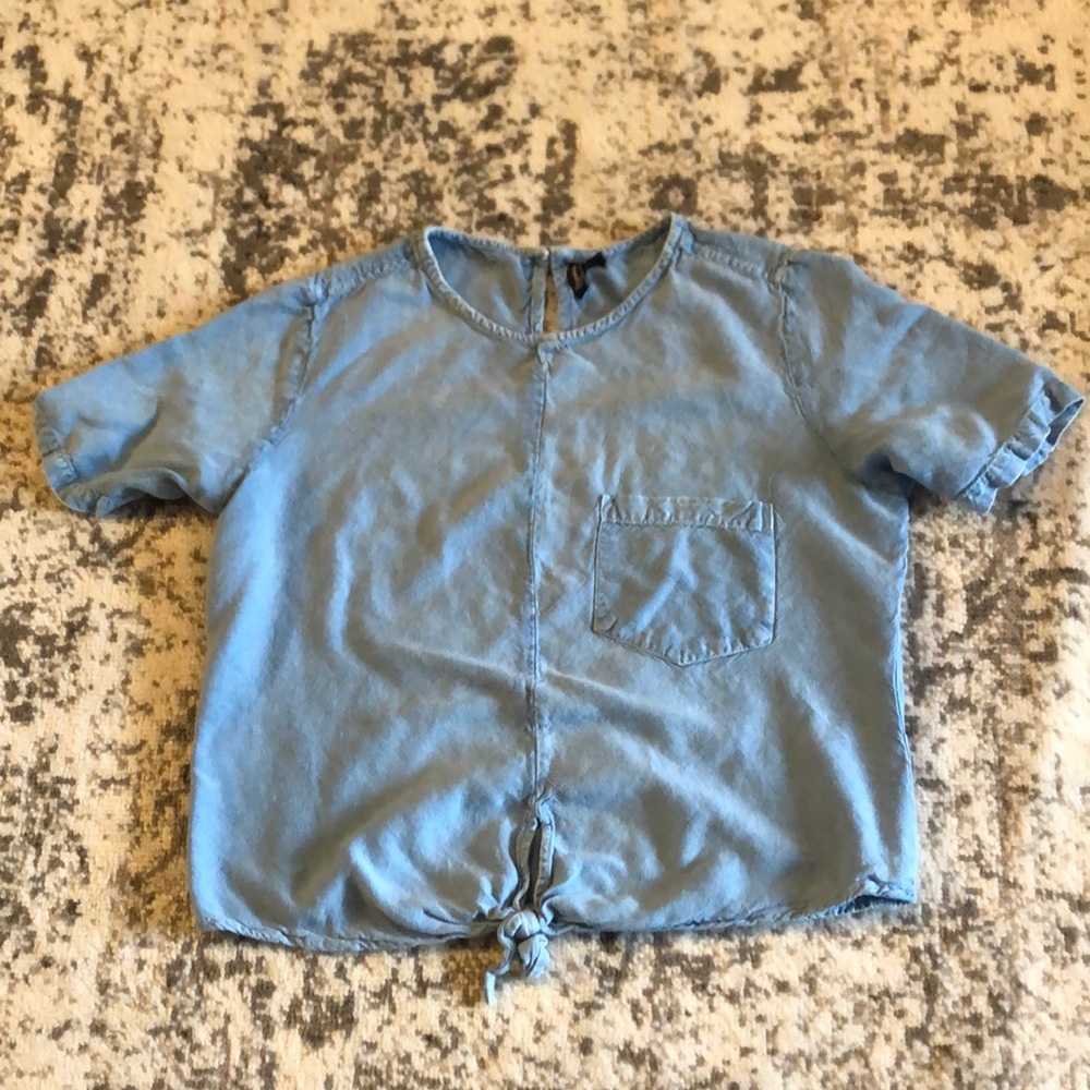 Blue cropped shirt